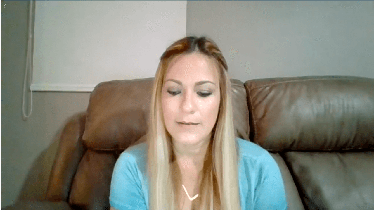 Continuó: "Hoy debí haber salido para el hospital, pero estoy aquí con las manos vacías. El dolor no es pasajero, este dolor es eterno, simplemente con el abrazo de Dios uno va aprendiendo a vivir con él. Como humana, aún no hay entendimiento, no sé si lo haya luego, pero no lo necesito porque quien decide sobre mi vida es Dios y todos los planes que él tiene para sus hijos son buenos. Cada proceso implica ponerme en sus manos para que me diseñe y moldée, cual soberano alfarero. No importa cuantas veces nos rompa, él nos reconstruirá de nuevo. Te amo hijo y sé que Dios lo sabe, por eso te abraza diariamente tal y como lo hace conmigo".