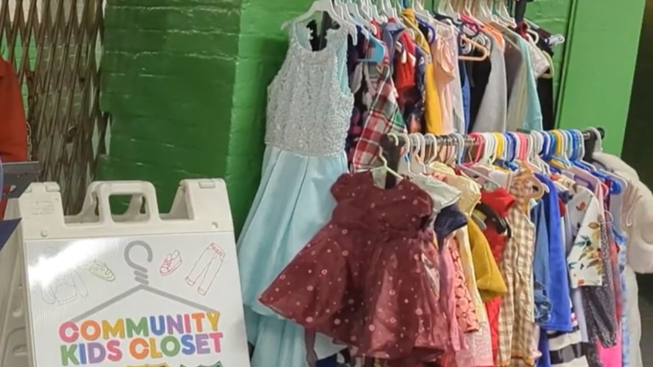 Así es como puede registrarse para obtener ropa gratis para niños en armario comunitario de NY