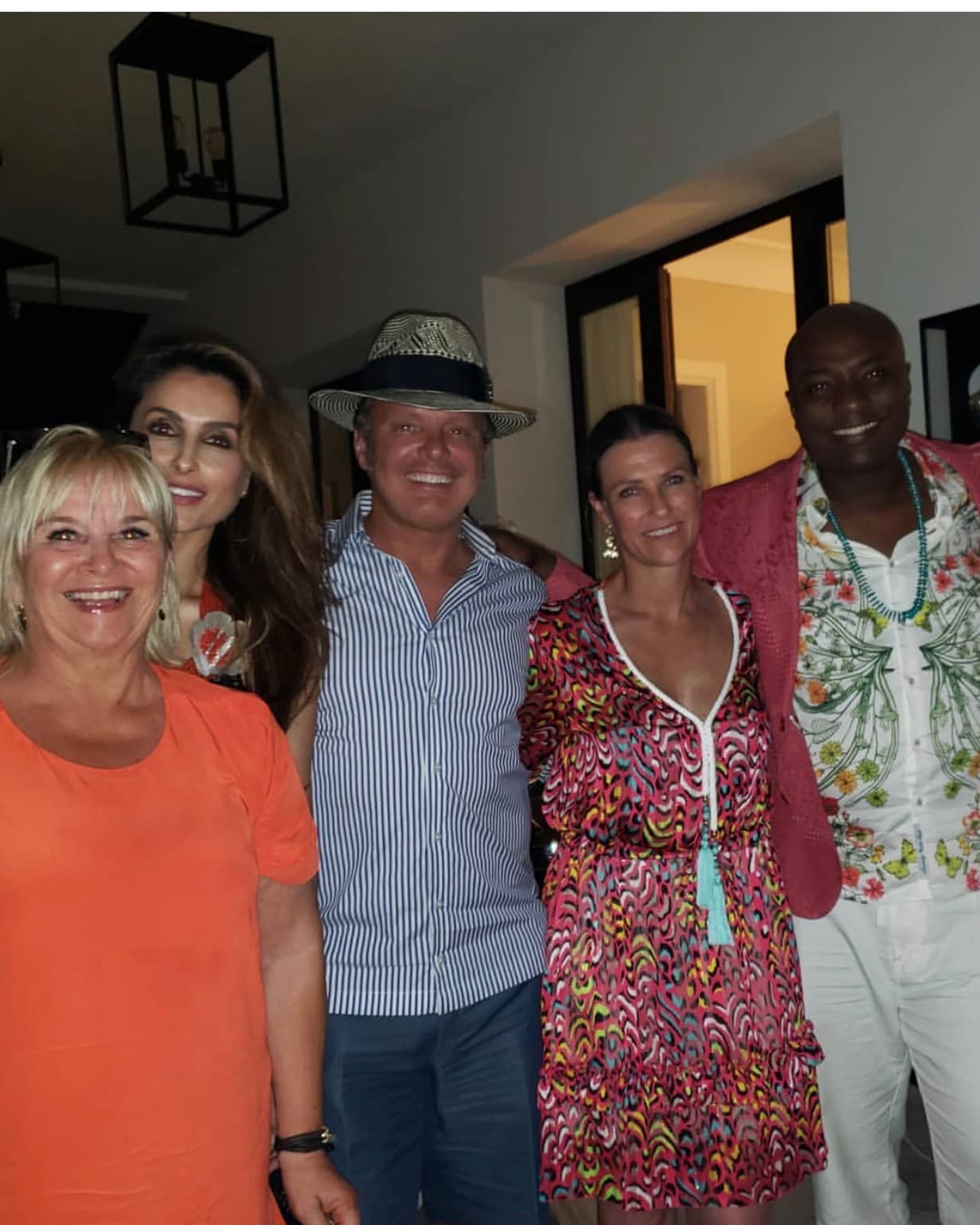 El chamán publicó esta otra imagen con el cantante, aunque en el pie de foto no hizo ninguna referencia a 'El sol'.