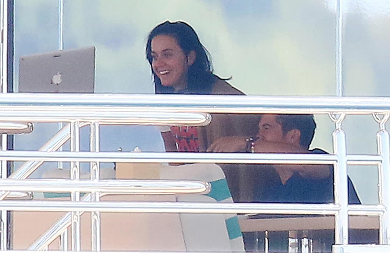 Porque la cantante estaba muerta de risa y abrazando a cada rato al actor.