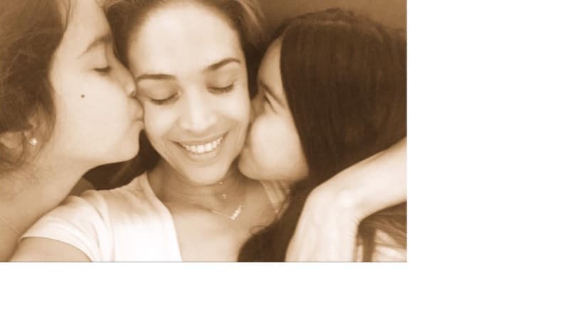 Karla Martínez, conductora de 'Despierta América' celebró a lado de sus hijas Antonella y Michaella, con un tierno beso como regalo.