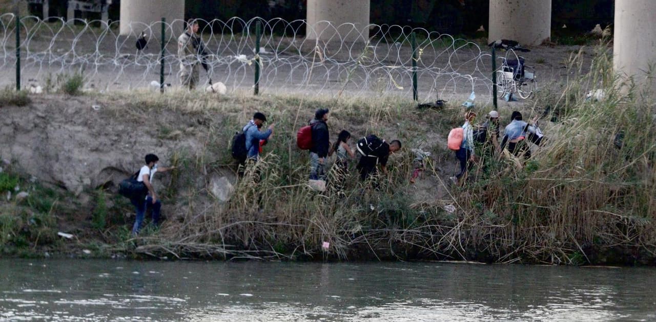 <a href="https://www.univision.com/local/austin-kakw/medidas-gobernador-texas-greg-abbott-inmigrantes-autobus?231992" target="_blank">Greg Abbott anunció el 6 de abril la primera de una serie de acciones agresivas</a> del estado de Texas para "asegurar la frontera" a raíz de la decisión del presidente Biden de poner fin a las expulsiones por Título 42.