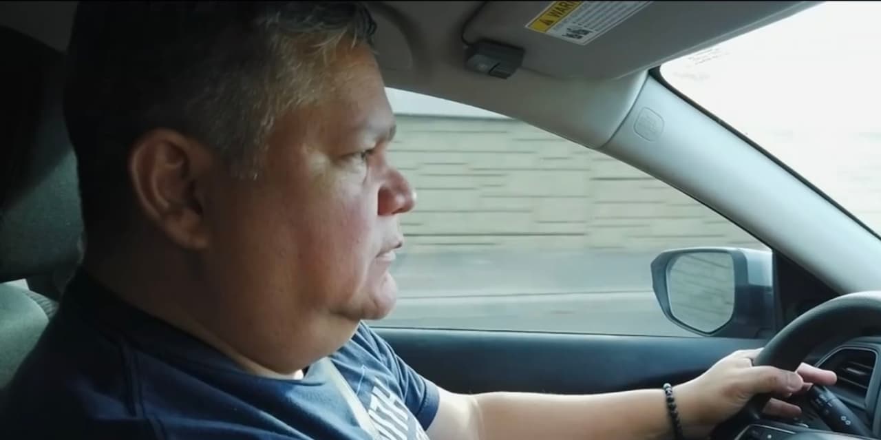 Todos los días, luego de una jornada maratónica sirviendo comida y regalando carpas a miles de indocumentados que esperan en campamentos insalubres en la ciudad
<a href="https://www.univision.com/temas/frontera-eeuu-mexico">fronteriza</a> mexicana de Matamoros, Tamaulipas, Michael Benavides
<b>no puede evitar llorar pensando en lo que todos esos seres humanos han sufrido a lo largo de su vida. </b>
<br>