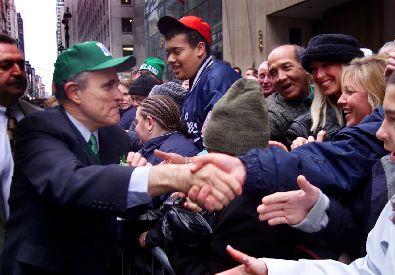 El alcalde y candidato republicano al senado por Nueva York en la marcha del día de San Patricio, en plena campaña contra Hillary Clinton en 2000. Rudy Giuliani se retiro de la contienda al ser diagnosticado con cáncer de próstata.