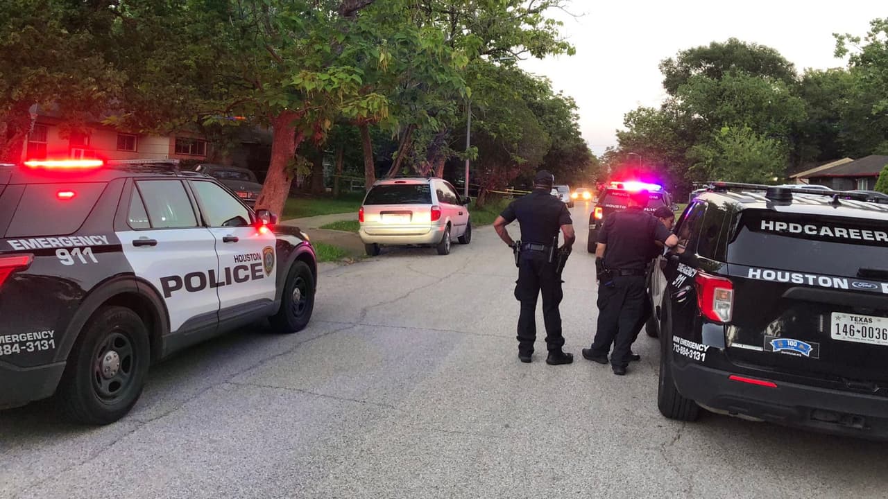 Buscan a dos personas acusadas de balear múltiples veces a un hombre para robarle su Mercedes en Houston 