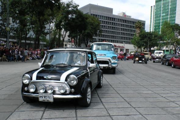 Casi dos mil vehículos clásicos desfilaron por las calles de la Ciudad de México para romper el Récord Guinness de más autos de este tipo en movimiento. Transitaron mil 721 autos, lo que superó la marca de Holanda, cuyo récord era de 948 vehículos. De acuerdo con las autoridades, el paso de estos autos clásicos fue visto por 250 mil asistentes. Circularon autos Datsun 1300, Jaguares, MG 59, Chevrolet apache, Alfa Romeo, Mercury, Porche, entre otros, que atrajeron la atención de capitalinos y visitantes. El paso de los vehículos fue interrumpido por el calentamiento de algunos que se quedaron en el camino y provocaron “cuellos de botella”; sin embargo, los organizadores confiaron en que los vehículos llegarían a la meta.