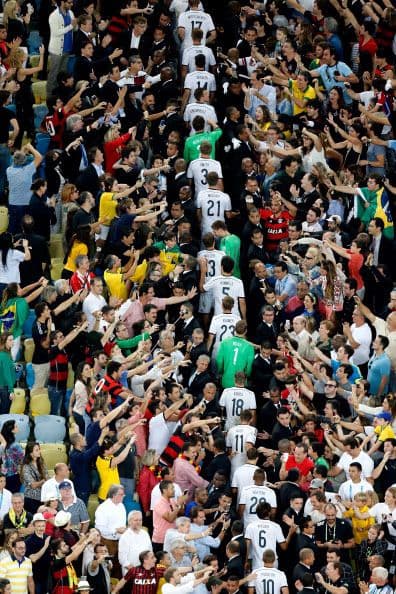 Esta impresionante imagen es de los jugadores de Alemania caminando entre los aficionados.