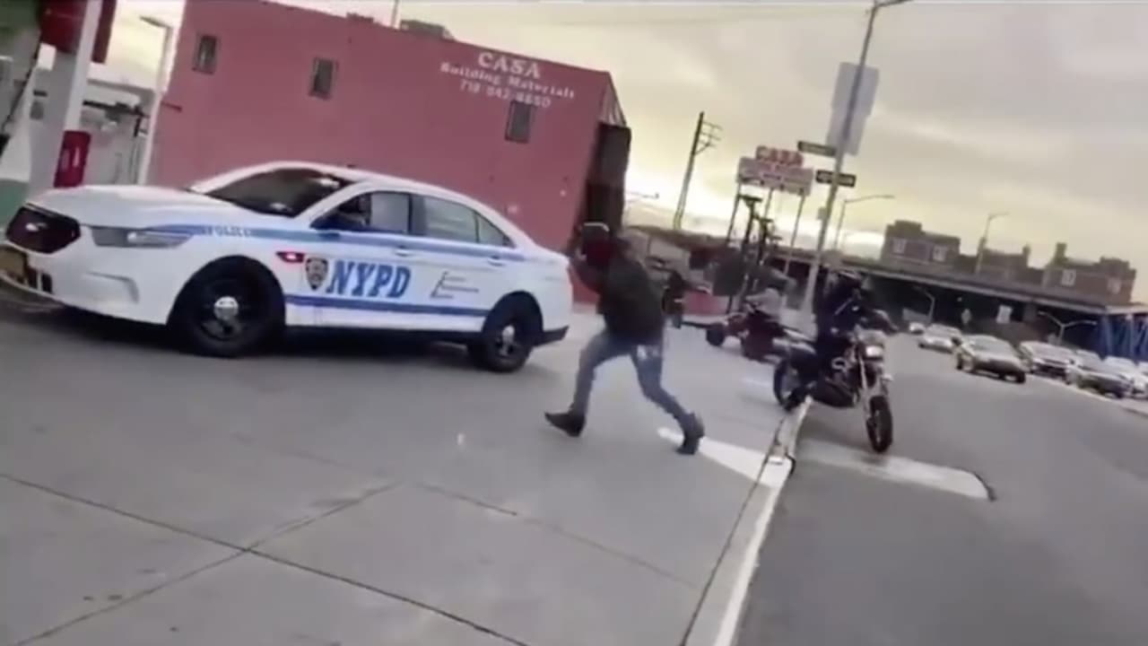 Motociclistas acorralan a policías en una gasolinera de El Bronx