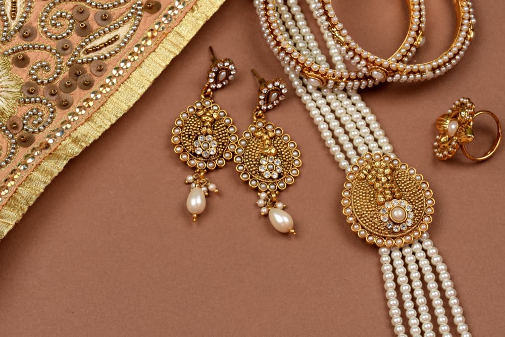 Hecha polvo, la perla ha sido utilizada desde tiempos de la medicina tradicional china para varias cosas. Puede aliviar el nerviosismo, la ira, la ansiedad, el estrés, la frustración y otras emociones que necesitan estabilizarse.