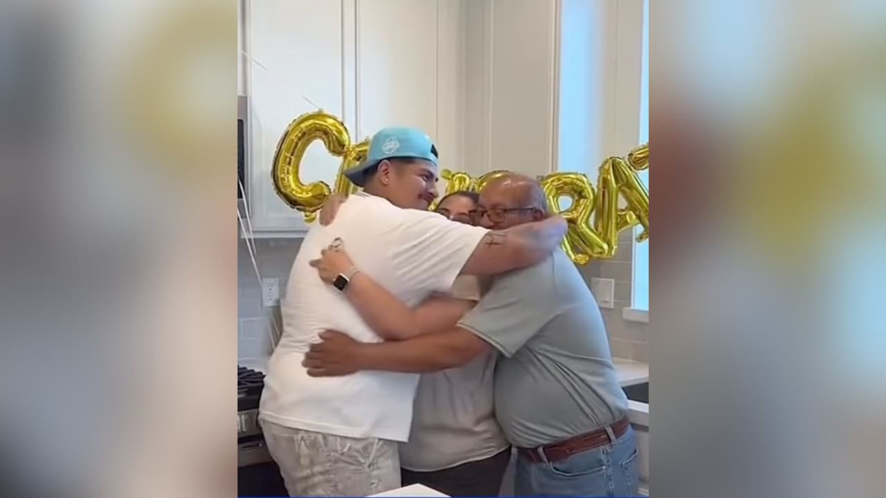 Joven hispano cumple el sueño de darle una casa a sus padres y todo gracias a las redes sociales
