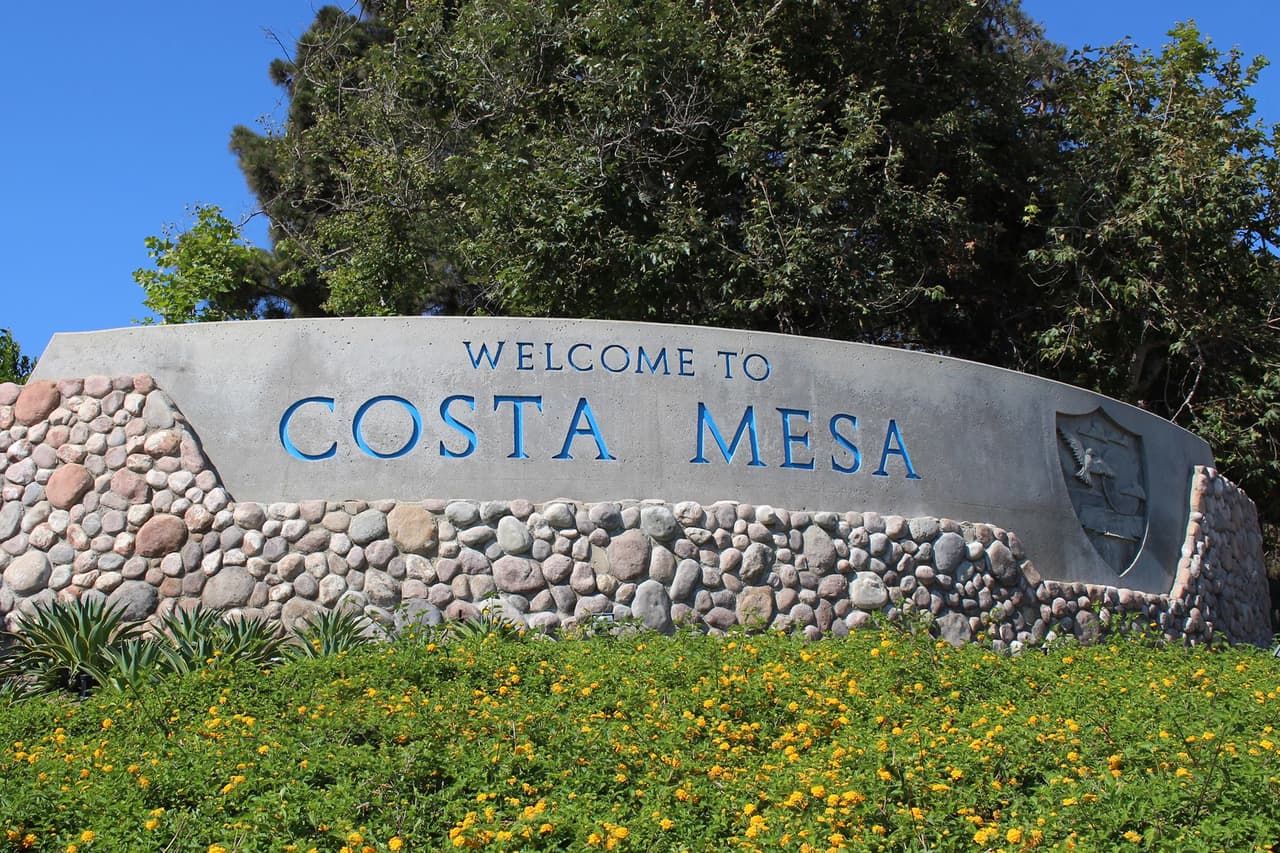 <b>Costa Mesa</b>: El 24 de marzo, la ciudad de Costa Mesa aprobó una 
<a href="http://ftp.costamesaca.gov/costamesaca/council/agenda/2020/2020-03-24/Item-4.pdf" target="_blank">ordenanza de emergencia</a> con una moratoria sobre el desalojo de inquilinos residenciales o comerciales, que no pueden pagar el alquiler por la crisis Covid-19. La moratoria del desalojo residencial y comercial permanecerá vigente hasta la expiración de la Orden Ejecutiva N-28-20 del Gobernador, incluyendo cualquier extensión.
