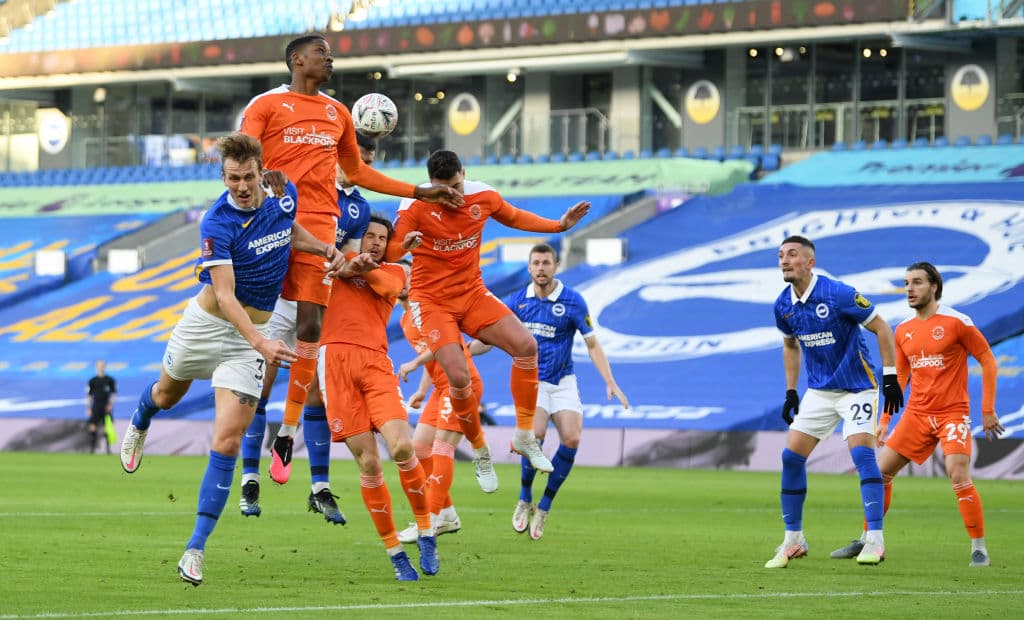 Brighton avanza en la justa tras vencer 2-1 al Blackpool.