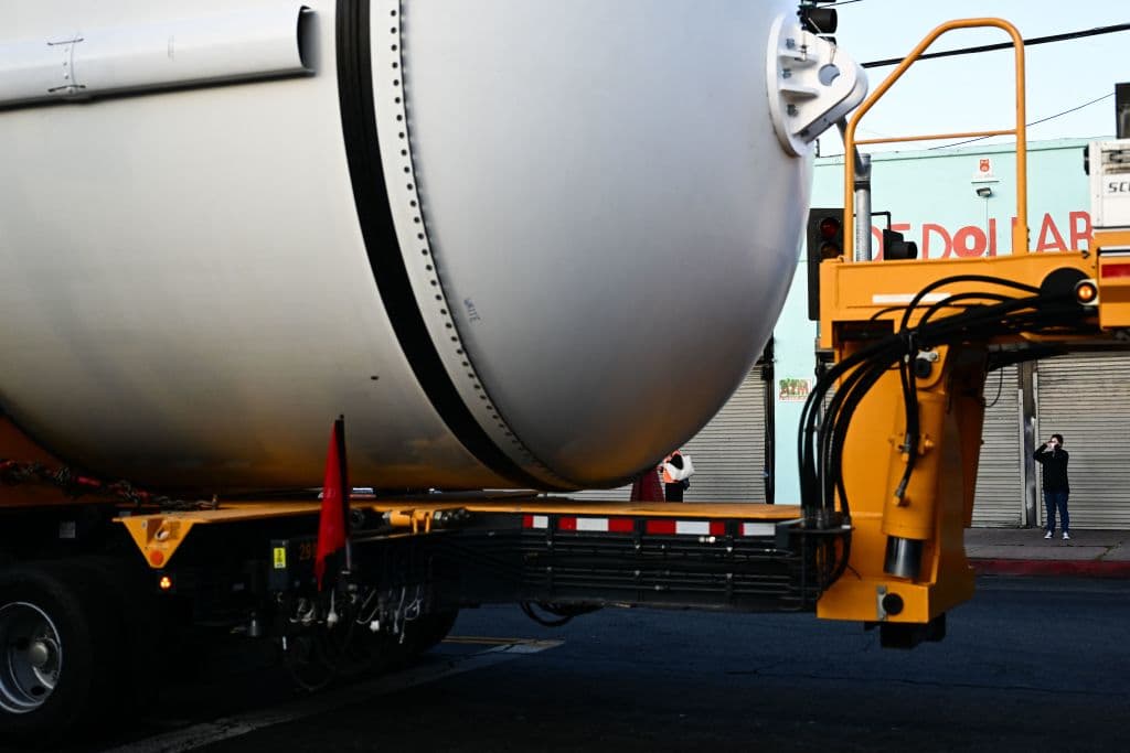 Estos motores son los elementos de mayor tamaño de los dos cohetes de propulsión de combustible sólido que impulsaban al Endeavour al despegar al espacio. Los cohetes se conectaban al tanque externo del transbordador espacial. Una vez completado su propósito, se desprendían y caían en paracaídas al mar, donde eran rescatados para próximas misiones.
