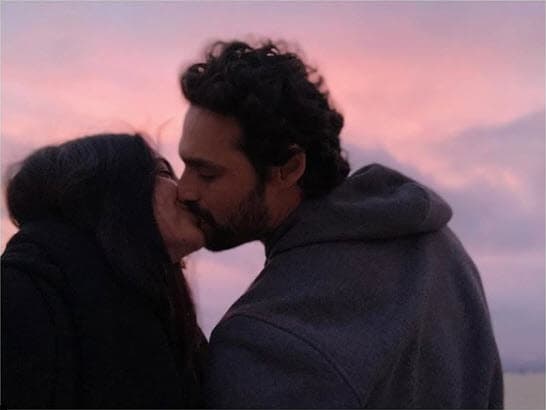 La chispa del amor entre Ana Brenda Contreras e Iván Sánchez se encendió luego de protagonizar la telenovela 'Lo imperdonable' (2015), pero fue hasta febrero de 2016 cuando aceptaron su noviazgo oficialmente, después de que la revista TVNotas publicó unas fotografías donde aparecían juntos en un hotel de Puerto Escondido, Oaxaca en México.