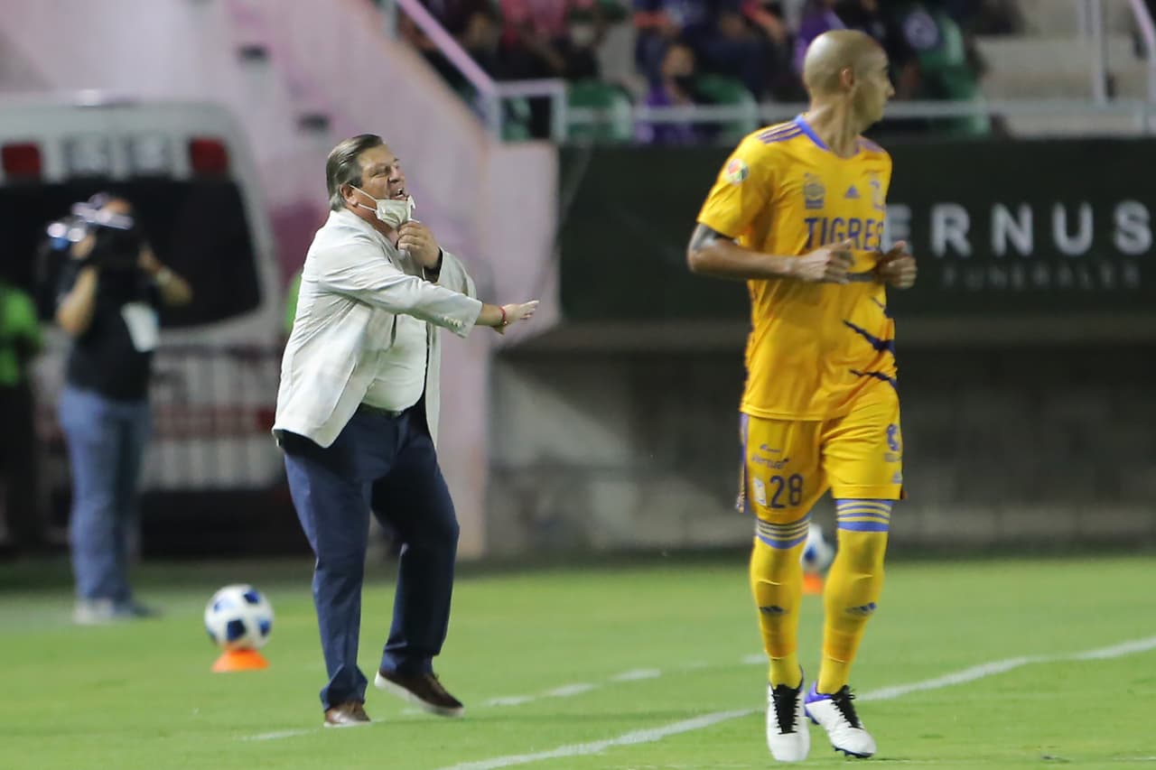 El futbolista uruguayo, molesto por el incidente, tuvo que ser sustituido por Luis Quiñones.