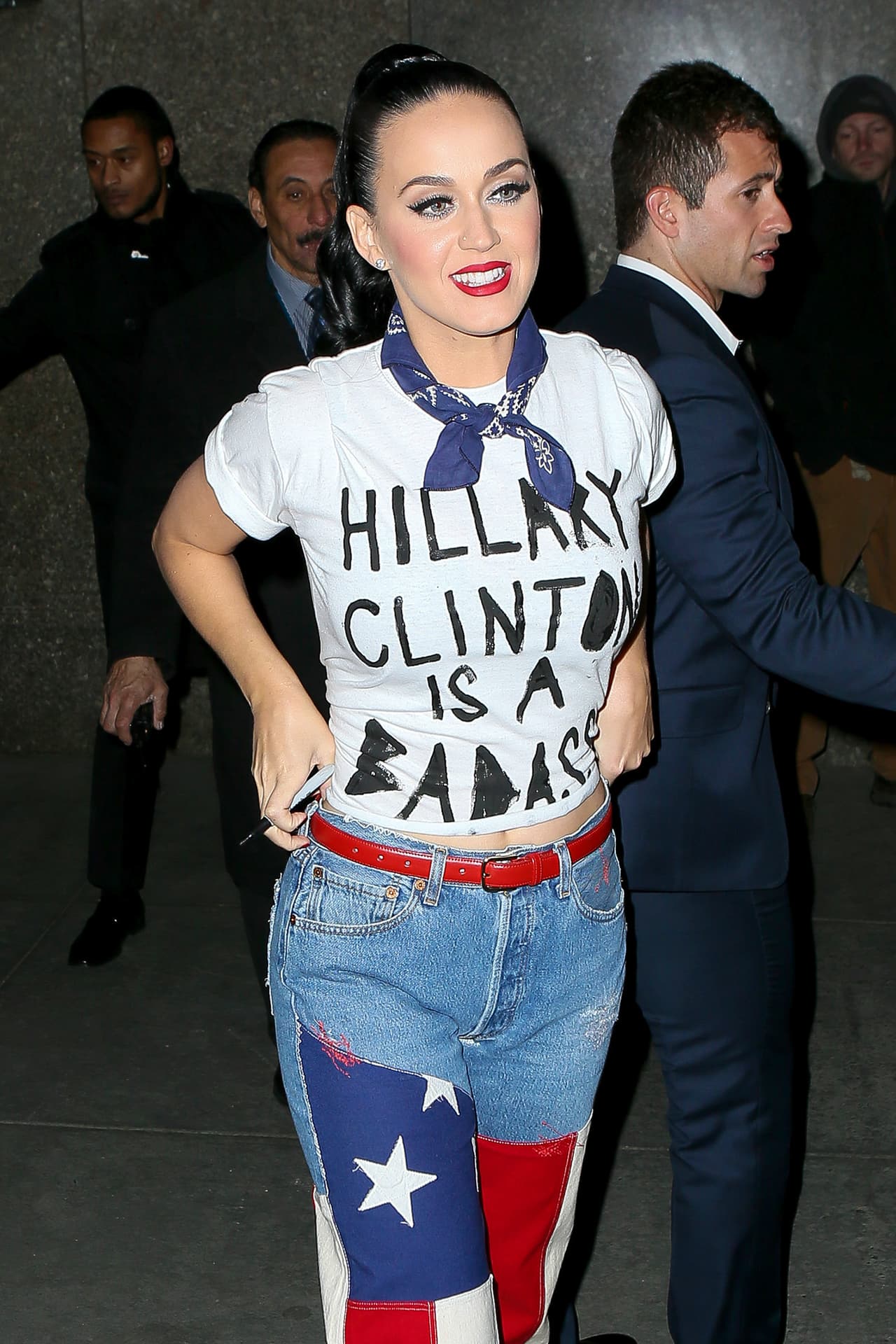 Hace unos días apareció con esta atuendo, muy a su estilo y mostrando el apoyo a la senadora...