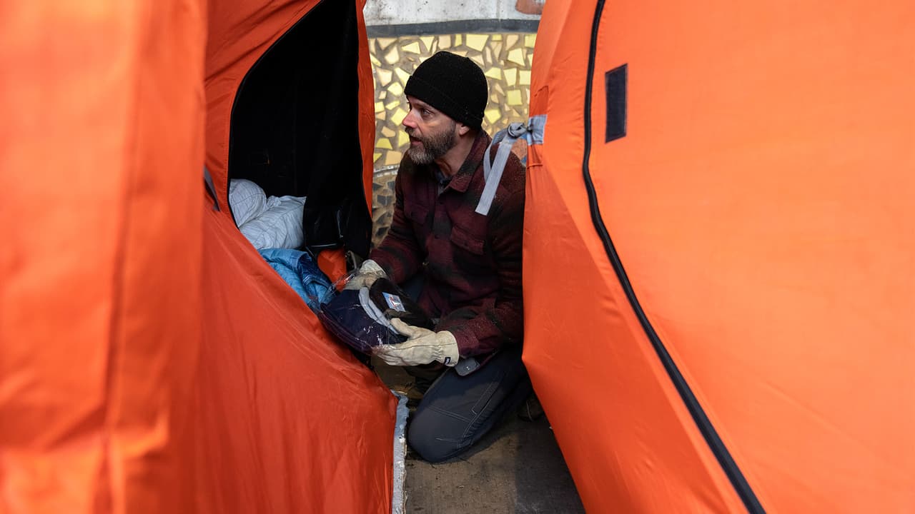 A inicios de diciembre, Robledo informó que las autoridades se habrían comprometido a no derribar las tiendas que se han donado. Solo este año, Robledo estima que se han armado al menos 100 tiendas en Chicago.
<br>En la imagen, Ryan, uno de los vmás de 60 cvoluntarios del proyecto, entrega algunas donaciones a los beneficiarios.