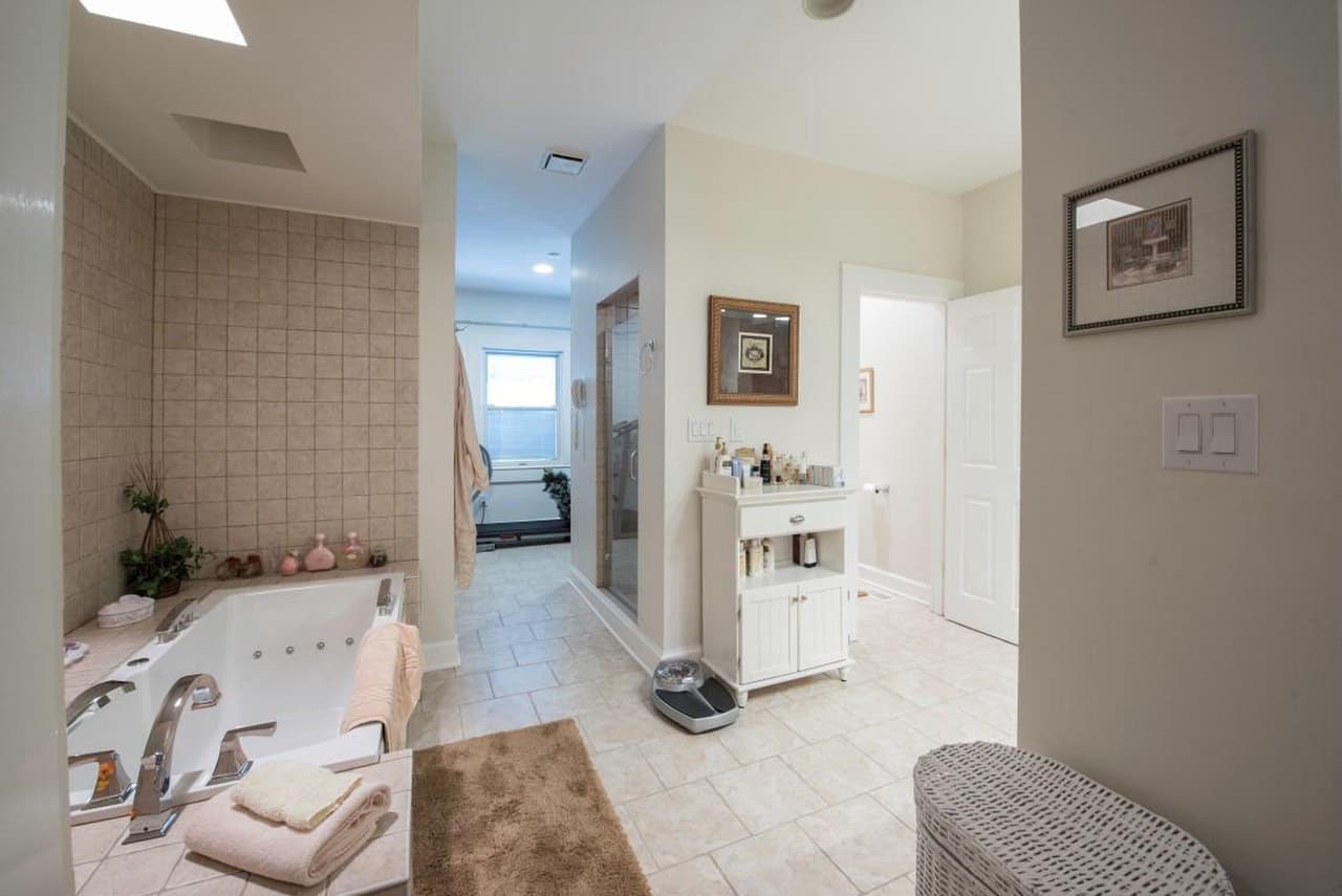 Pero todo apunta a que 
<a href="https://www.univision.com/entretenimiento/en-fotos-johnny-depp-reaparece-muy-feo-y-sus-fans-temen-lo-peor-fotos"><b>a Johnny Depp le urge </b></a>salir ya de esta propiedad, por lo que acaba de ponerla en venta por !.6 millones de dólares.