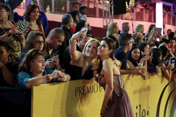 ¿A quién no le gusta un 'selfie'? Y es que están de moda. Mira estas que los artistas se tomaron en la alfombra de Premio Lo Nuestro 2014.