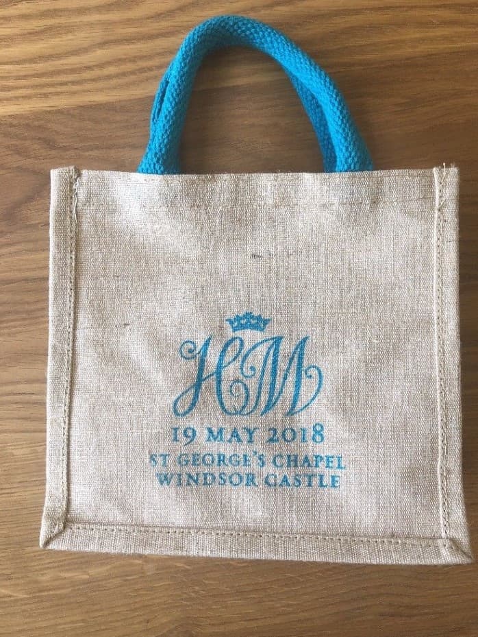 Pero también había otros 'tesoros' reales, según revelaron los invitados que comenzaron a vender los curiosos bolsos en
<b><a href="https://www.ebay.com/"> el portal de subastas eBay</a></b>.