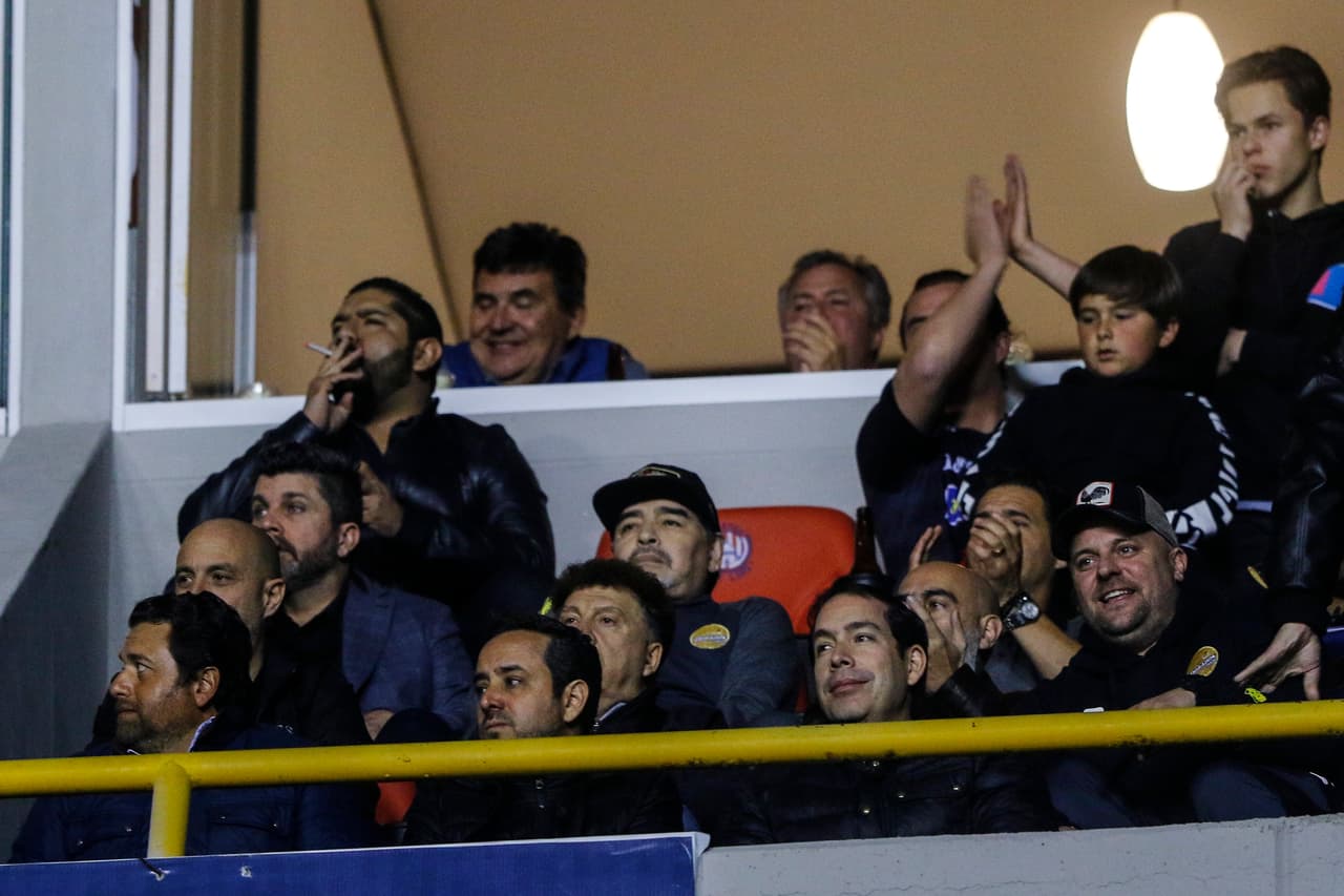 En uno de los palcos Maradona observando el partido, con un dejo de optimismo y nervios.