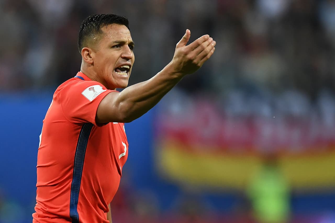 Las versiones en Francia apuntan a que Alexis Sánchez, pese a que se habría comprometido con Arsene Wenger de no marcharse en este mercado, está muy cerca de firmar con el Paris Saint-Germain.