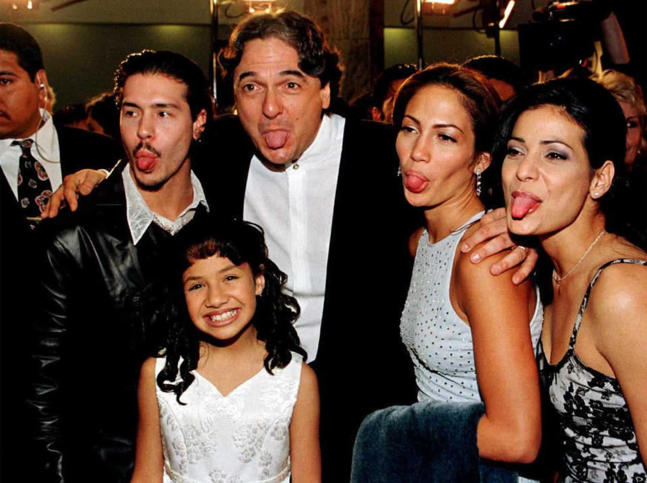 Jon Seda, Becky Lee Meza, el director-escritor Gregory Nava, Jennifer López y Constance Marie hacen caras divertidas para los fotógrafos en el estreno mundial de la película 'Selena'.
<br>