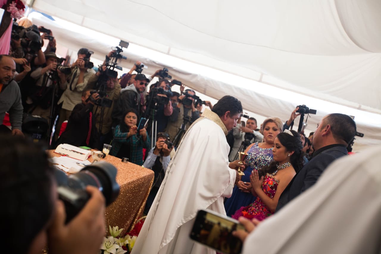 Cientos de periodistas de agencias, periódicos, televisiones, webs de entretenimiento, etc., acudieron a cubrir el evento. Ante el agobio, un familiar grita a la prensa: "¡Quédense en su fiesta! Tenemos que irnos de nuestro evento para que se queden ustedes". Almudena Toral