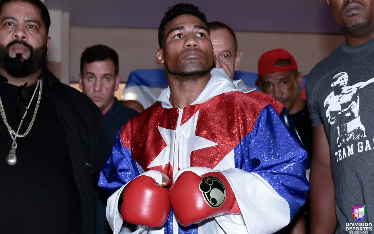 Yuriorkis 'El Ciclón de Guantánamo' Gamboa derrotó por decisión unánime al mexicano Miguel 'Barreterito' Beltrán Jr., a pesar de haber tocado la lona al final del primer round.