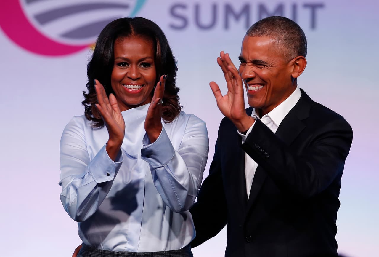 Barack y Michelle Obama. El artefacto fue encontrado al hacerse una inspección previa a la entrega del correo que reciben el expresidente y su esposa diariamente en su residencia, 
<a href="https://twitter.com/abbydphillip/status/1055090145119137792/photo/1?ref_src=twsrc%5Etfw%7Ctwcamp%5Etweetembed%7Ctwterm%5E1055090145119137792&ref_url=https%3A%2F%2Fwww.vox.com%2Fpolicy-and-politics%2F2018%2F10%2F24%2F18018256%2Fexplosive-device-bomb-clinton-obama-cnn-soros"><u>informó en un comunicado oficial el Servicio Secreto.</u></a>