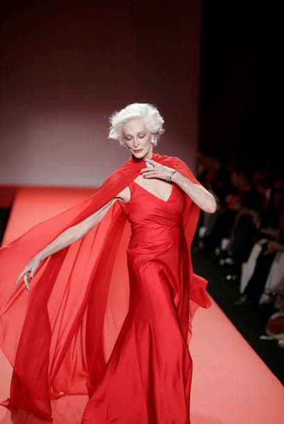 Otra mujer que llegó a romper cualquier tipo de esquema fue a supermodelo Carmen Dell'Orefice, quien a sus 83 años sigue viegente en el mundo de la moda.