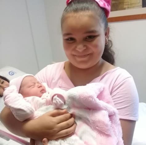 Danna, la hija mayor de Geovanni y su esposa Marcela, posó feliz al lado de su hermanita.