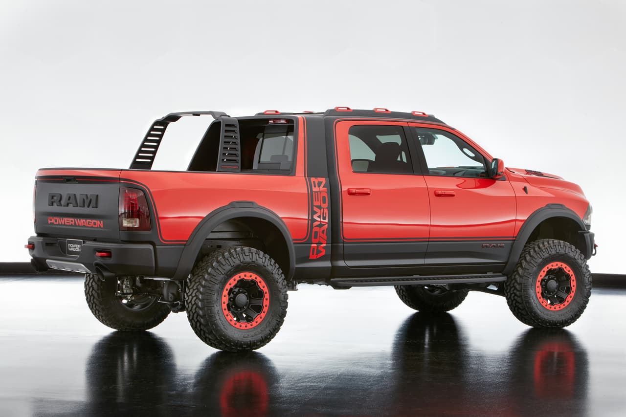 La suspensión de la Ram Macho Power Wagon fue trabajada utilizando un paquete de elevación personalizado de cuatro pulgadas y unos neumáticos Nitto Trail Grappler MT gigantes de 37 pulgadas x 12 1/2 pulgadas, montados sobre un prototipo de rines
<i>beadlock</i> de 18 pulgadas.