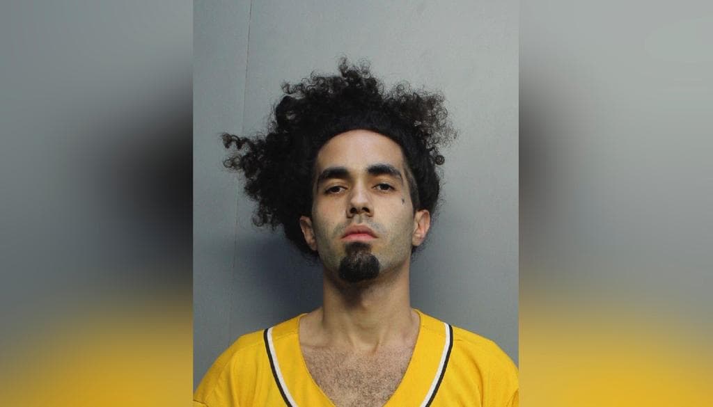 Joven arrestado tras revueltas en Miami dice ser de un grupo que incita a la violencia en protestas