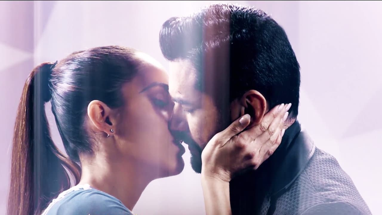 Las dudas invadieron a Ryan, quien 
<b><a href="http://www.univision.com/novelas/la-doble-vida-de-estela-carrillo/la-doble-vida-de-estela-carrillo-la-verdadera-estela-y-ryan-se-besaron-escena-del-dia-video">la besó recordando sus días como pareja</a></b>.