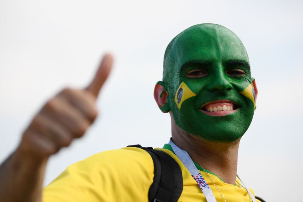 El colorido de los fanáticos de México y Brasil hace parte de una fiesta que se enciende en el Samara Arena en medio del partido de octavos de final entre ambos equipos en el Mundial Rusia 2018.