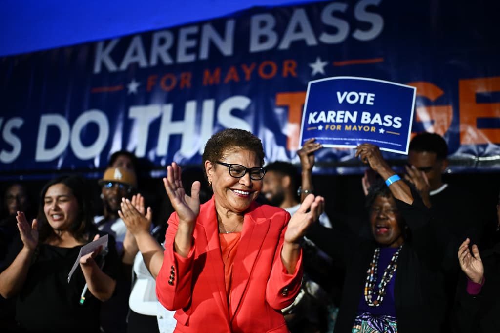 Karen Bass avanza a la elección general para defender su puesto como alcaldesa de LA, según AP