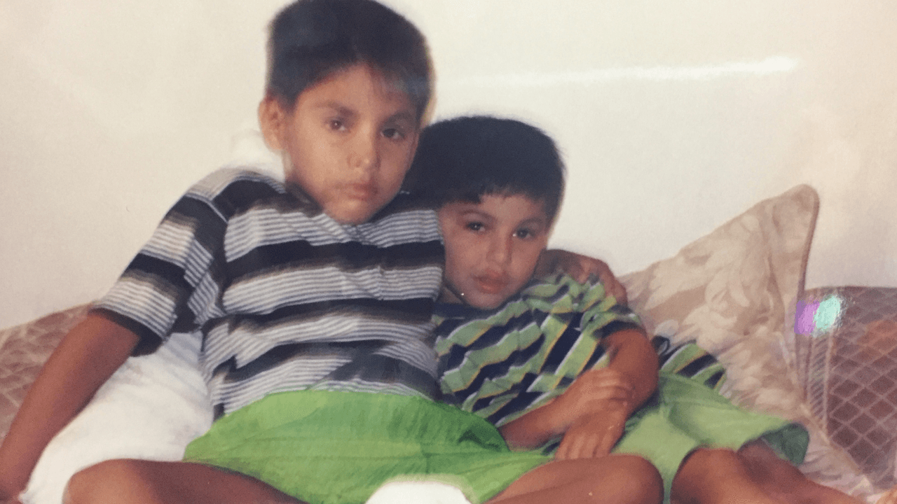 En una de las visitas, Juan Gabriel trajo a Hans, otro de sus hijos, y los dos niños se conocieron