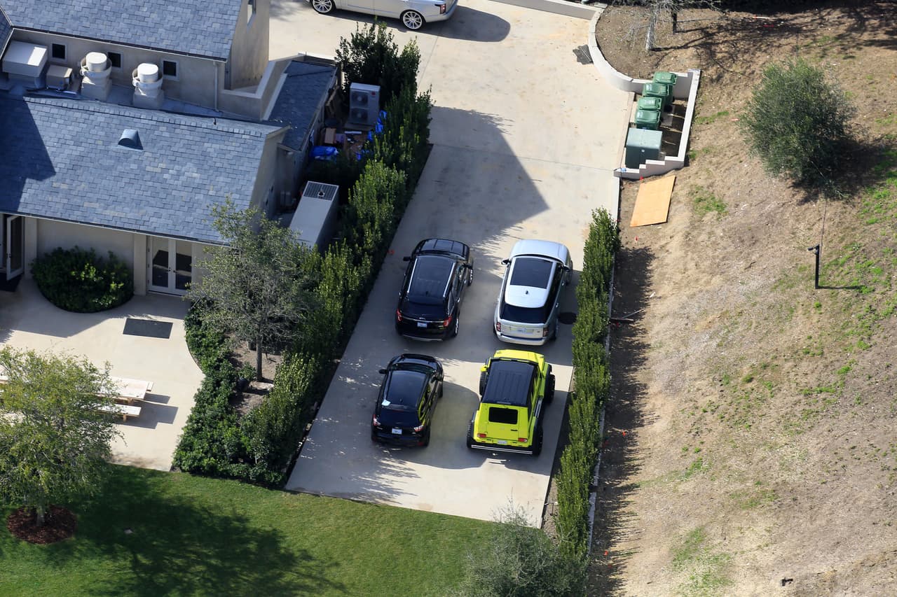 La mansión tiene ocho habitaciones, 10 baños y estacionamiento con espacio para 10 coches. Cubre un área de 120 acres e incluye además viñedos y dos enormes piscinas.
<br>