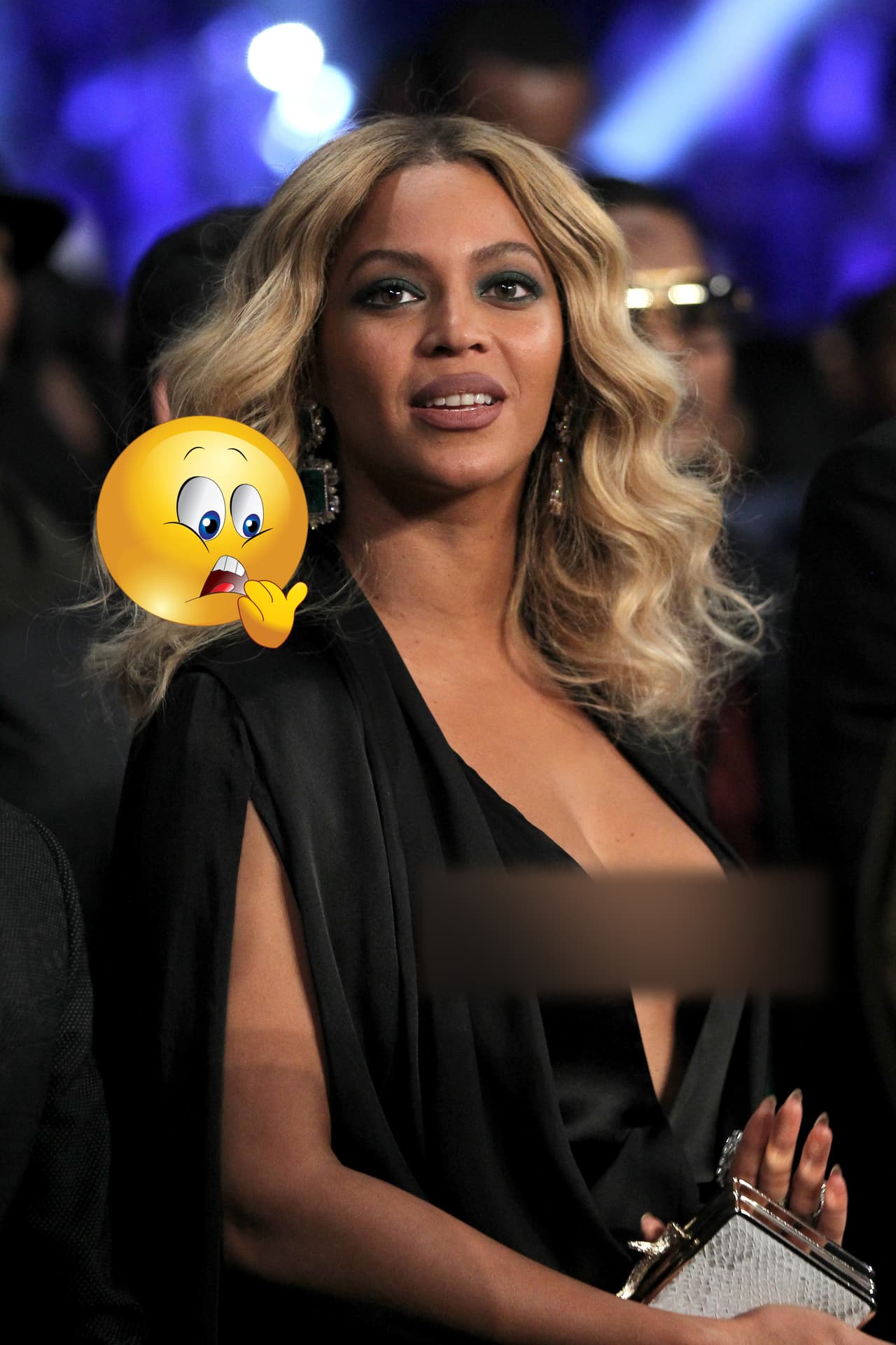 La cantante se ha destacado últimamente por presumir sus escotazos y asistir así a las peleas de box.