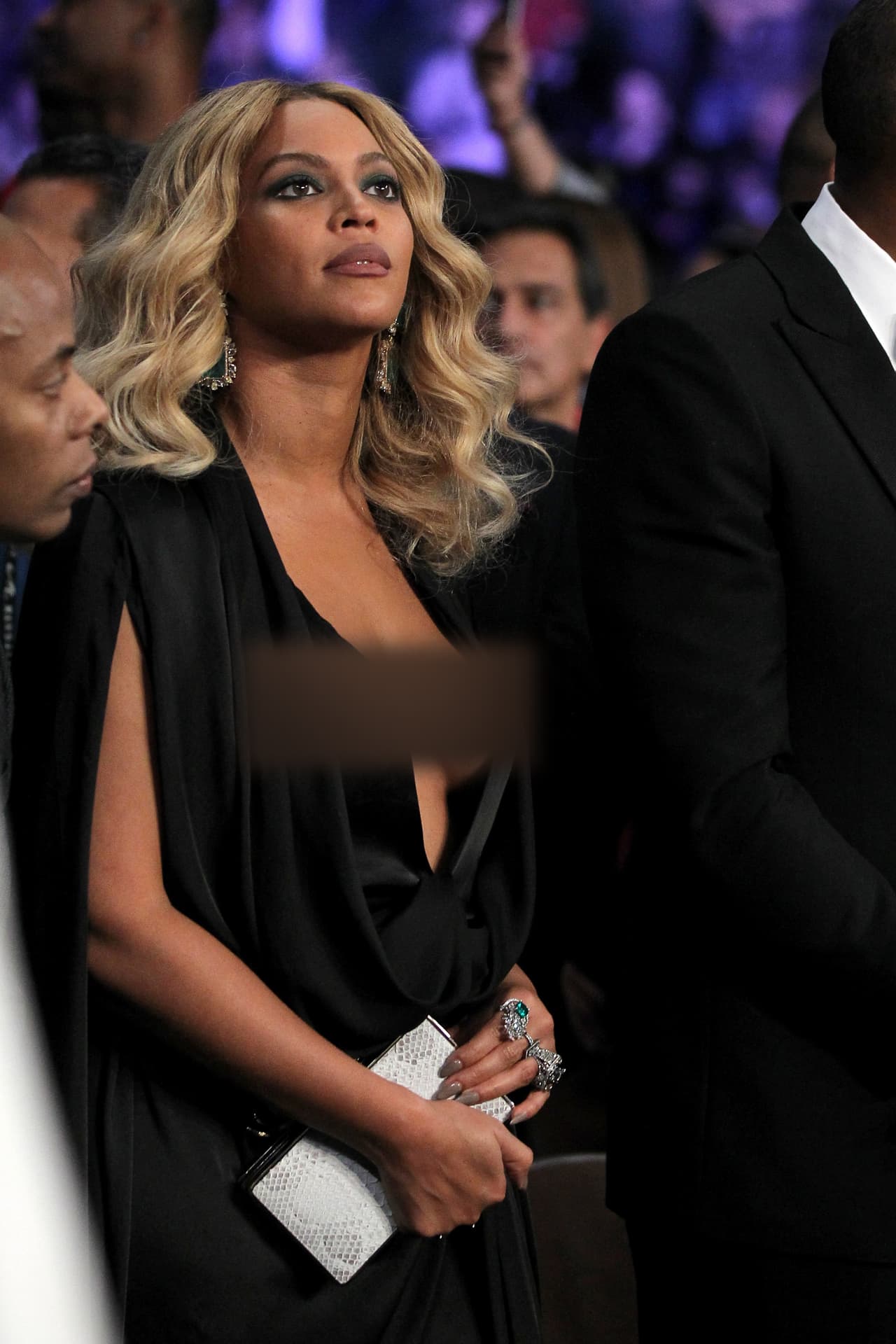 En algunos medios le han apodado 'el escote del siglo' haciendo parodia a 'la pelea del siglo' que es referente al boxeo.