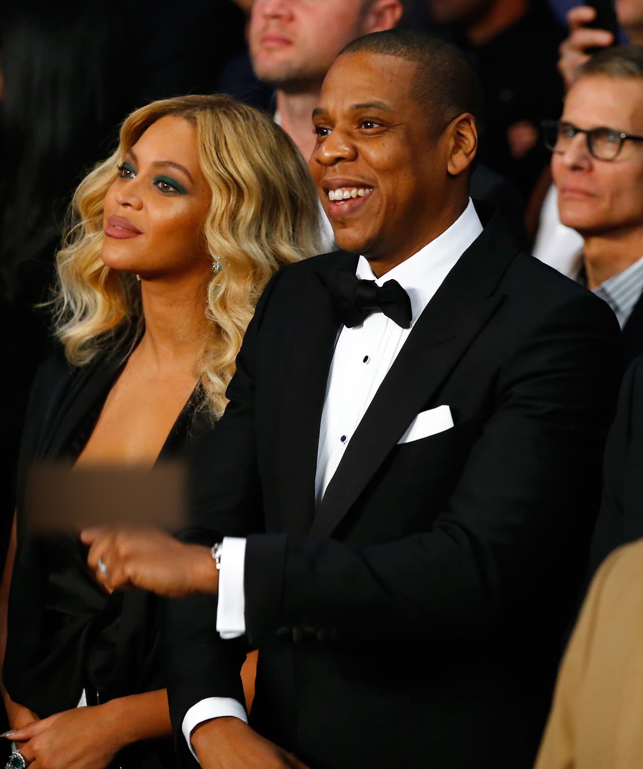 La esposa de Jay Z estaba muy cómoda en ese vestido negro y mientras tanto, su querido esposo disfrutaba de la pelea.