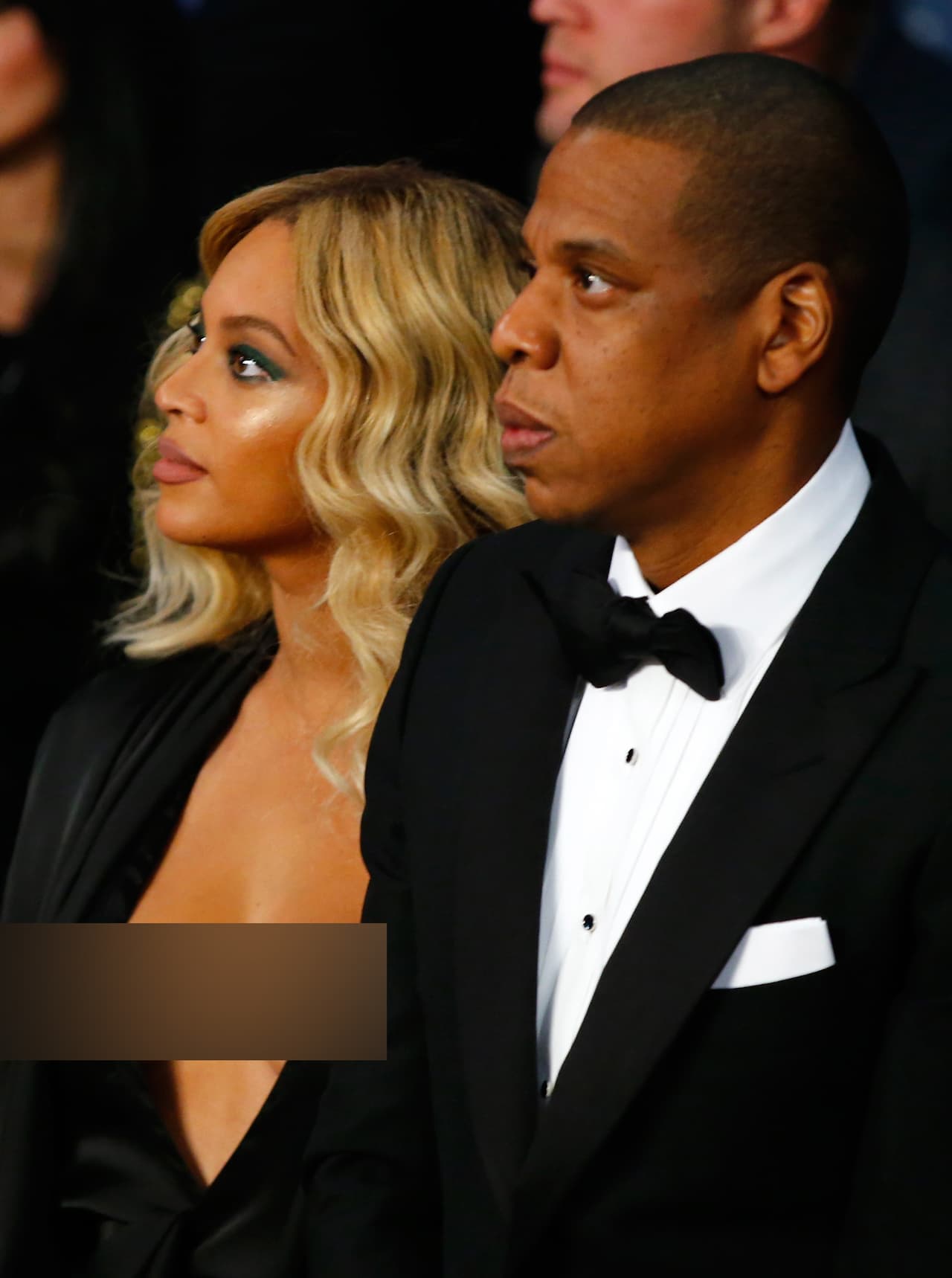 La parejita estaba muy atenta a esta pelea.