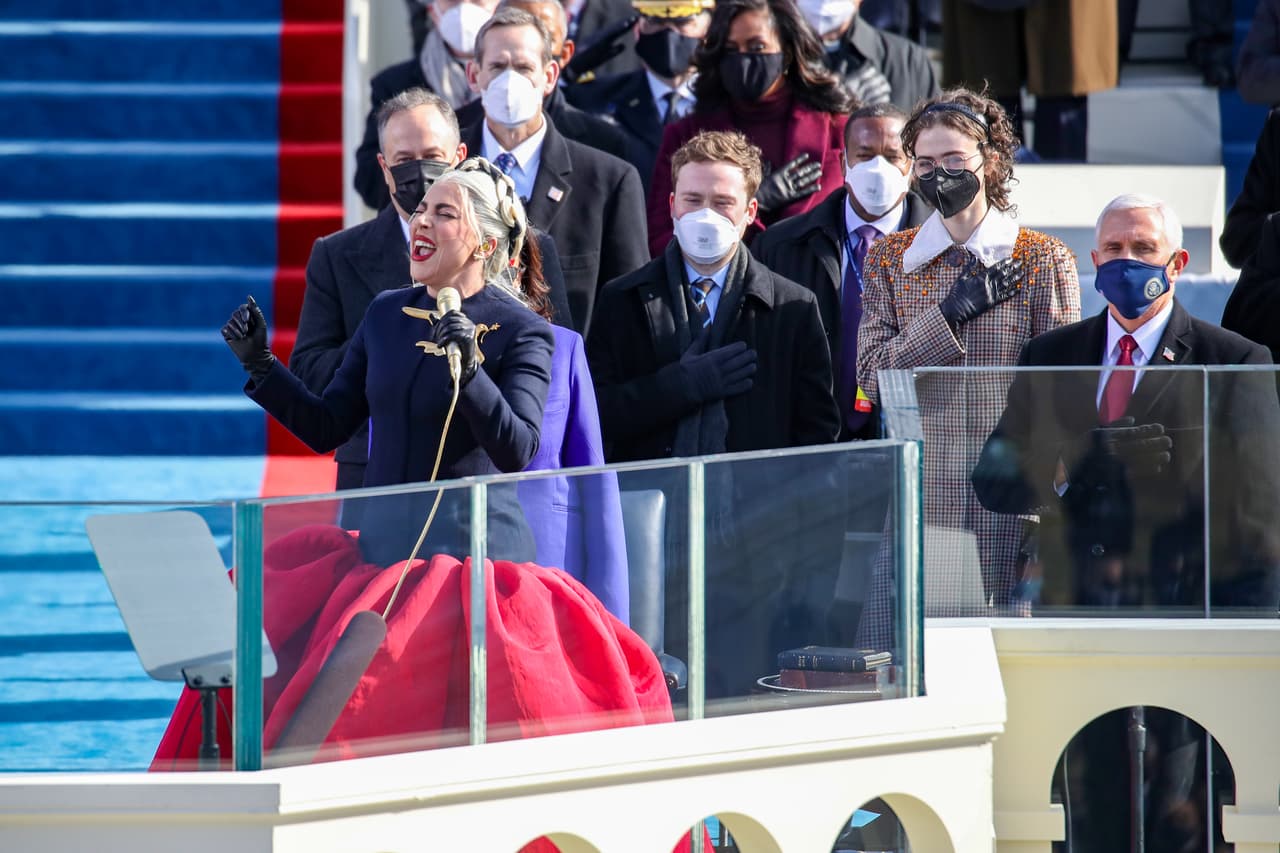 De acuerdo con Vanity Fair, cuando se estaba yendo, la cantante de 'Shallow' hizo un movimiento de labios dirigido a Barack Obama, en el que supuestamente le dijo: "Te amo".