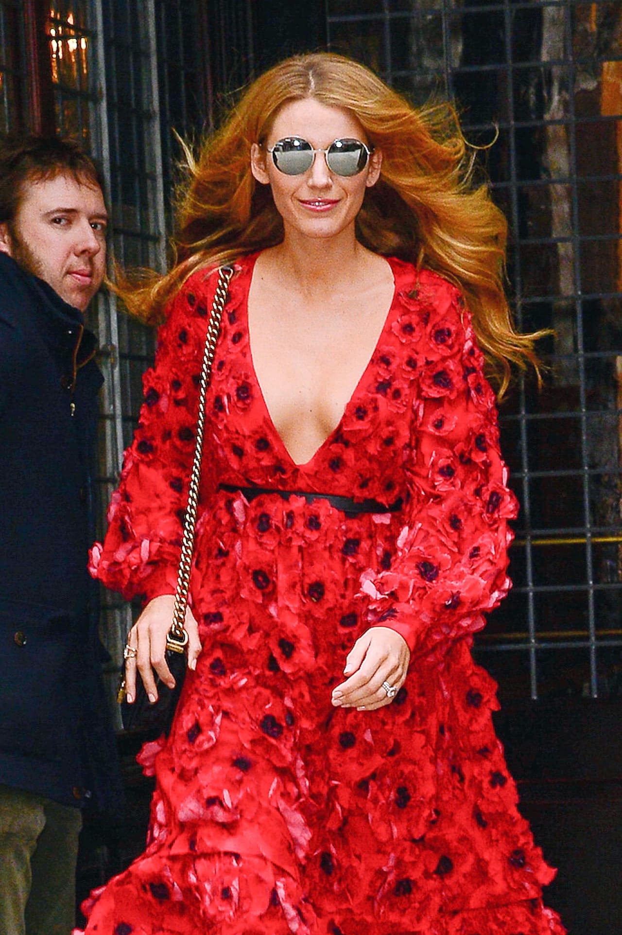 La esposa de Ryan Reynolds cautiva con un bello vestido floral durante la semana de la moda en NY.