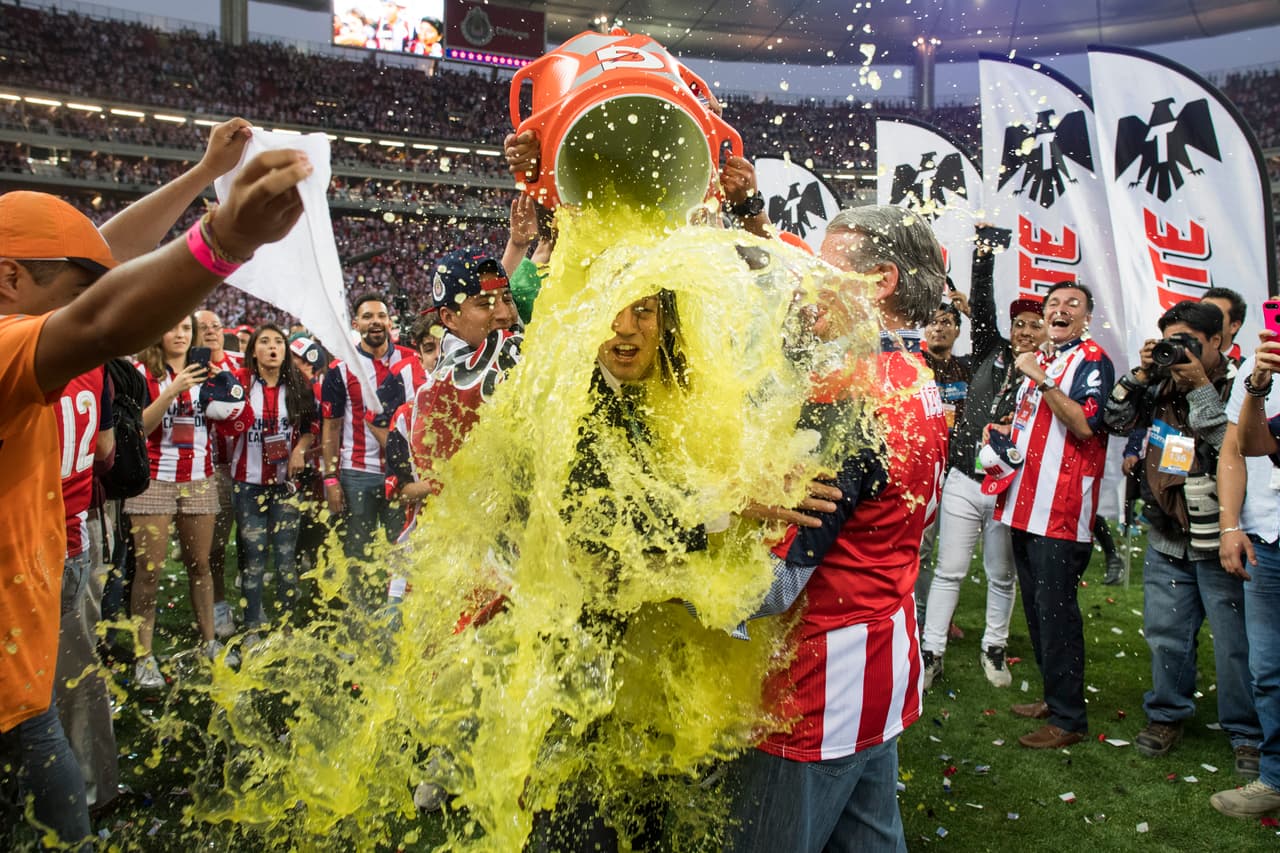 Ese baño de gloria se convirtió en un camino al descenso en el nivel del equipo en el torneo local.