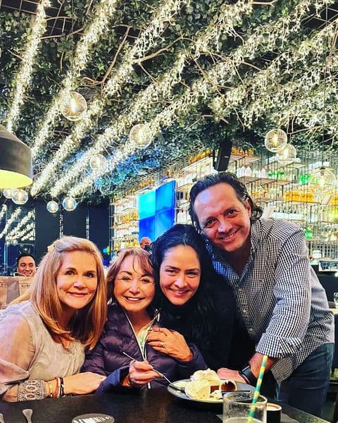 “La otra vez hablaba con mi hijo Gabriel sobre eso y me advirtió que no me fuera a agarrar a algún galán joven, que crea que soy millonaria, porque me va a dejar cuando vea que no es así”, relató la actriz.
<br>