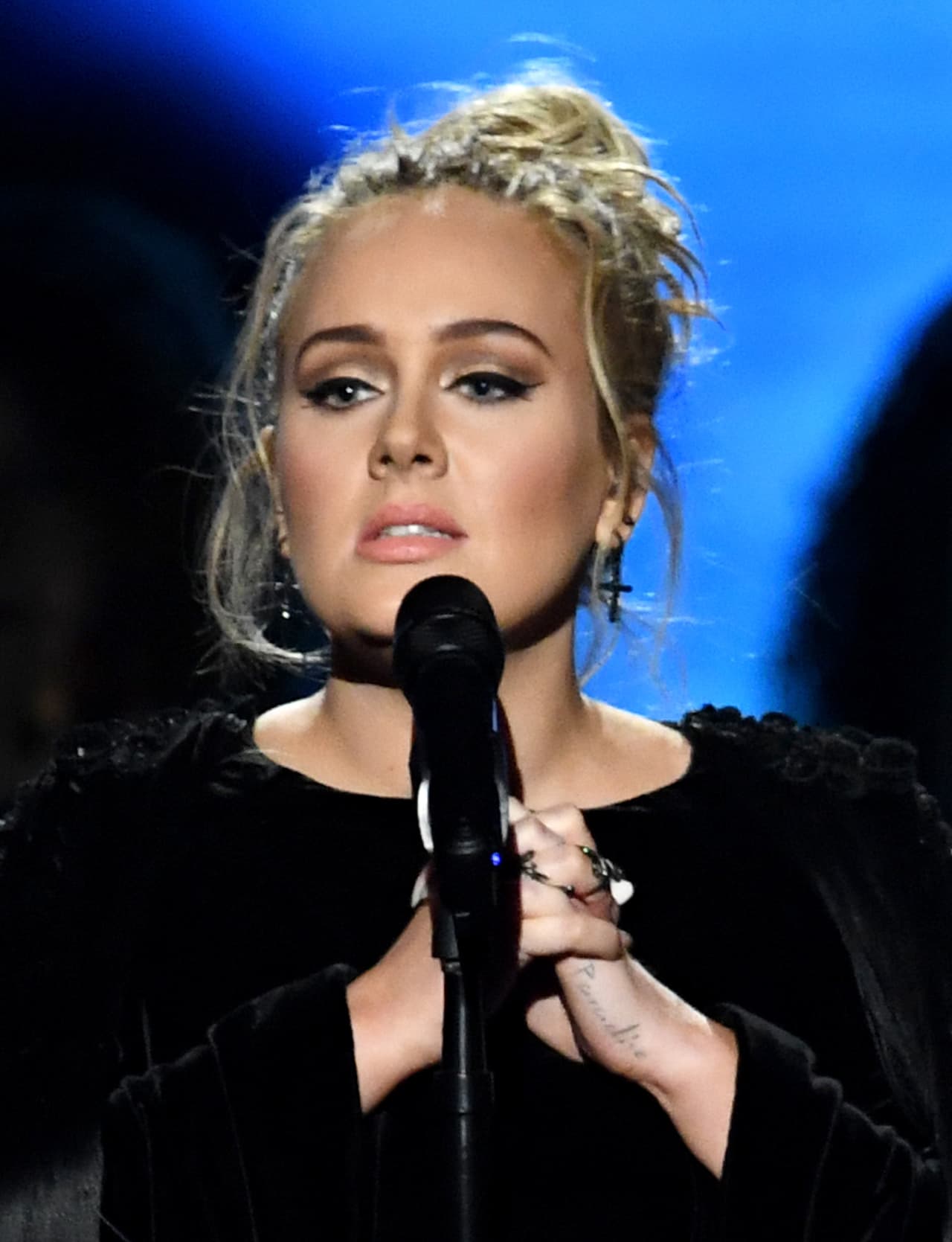 Adele lleva cuatro años sin sacar un nuevo disco, luego del éxito arrollador de sus álbumes ‘19’, ‘21’ y ‘25’, por los que ha obtenido 15 premios GRAMMY y un Oscar a Mejor Canción.
<br>