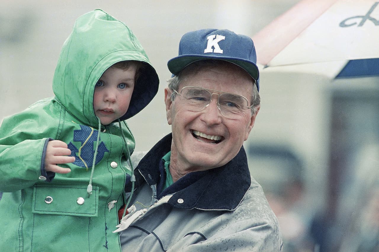 <b>George H. W. Bush (ascendencia inglesa e irlandesa). </b>Nació en Milton, Massachusetts, y gobernó entre 1989 y 1993. El primer miembro de la familia Bush nacido en Estados Unidos fue Samuel Bush, antes de eso, sus raíces familiares se remontan a Inglaterra. La madre de George Bush era pariente lejana de William Gault, quien nació en Ulster, una provincia de Irlanda.