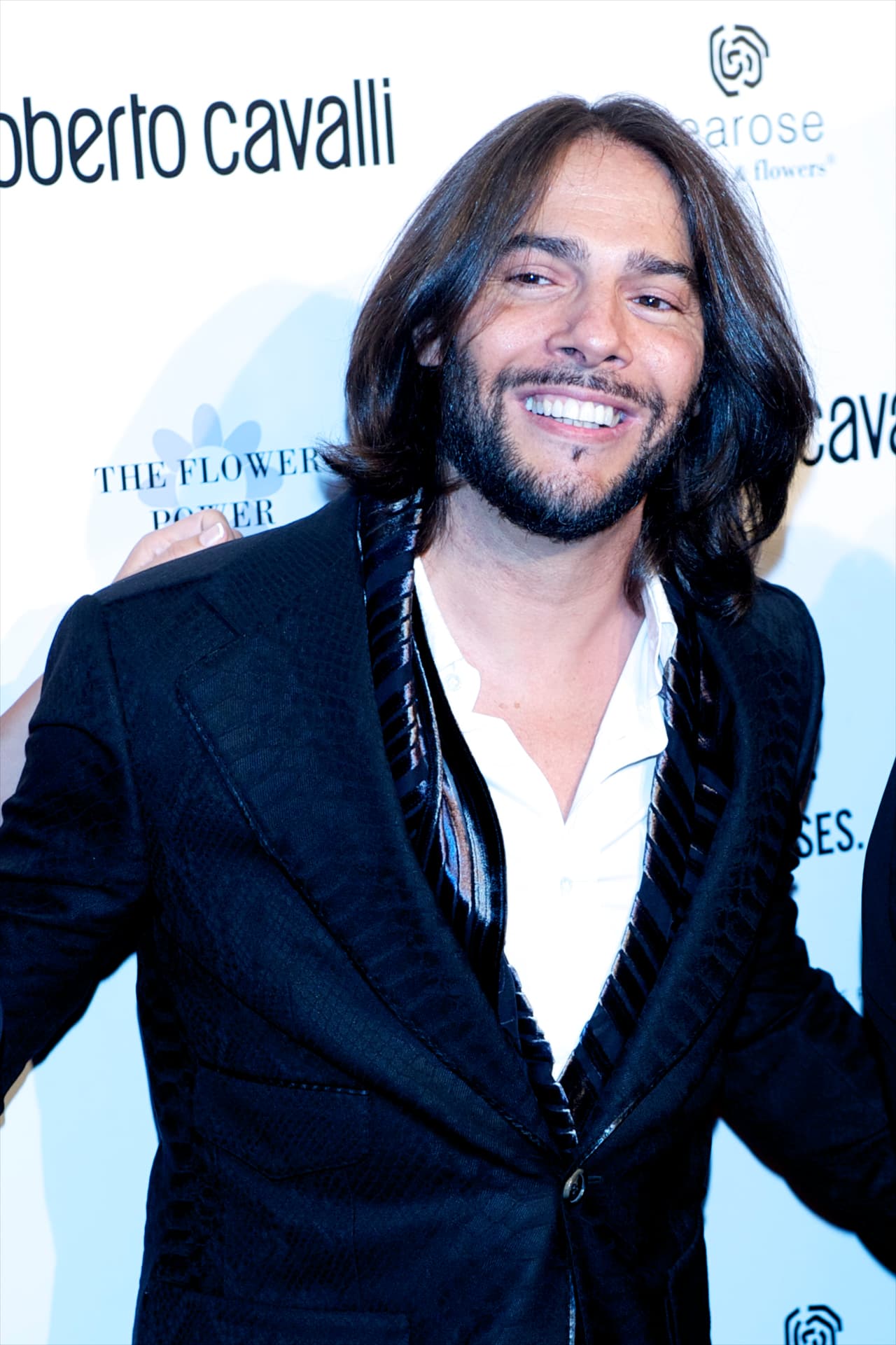 Su pasión y entrega para el baile lo ha llevado a compartir escenario con otros grandes, como Jennifer López quien lo invitó a bailar a su lado en su pimer presentación en vivo en Puerto Rico.